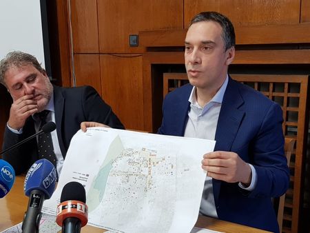 Министър Банов и кметът Николов открито пред журналисти по казуса "Хеликон" в Бургас
