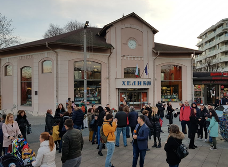 Мирен протест на хора с книга в ръка пред книжарница „Хеликон“ в Бургас