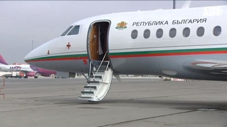 Свалиха кашляща журналистка от самолета на Борисов