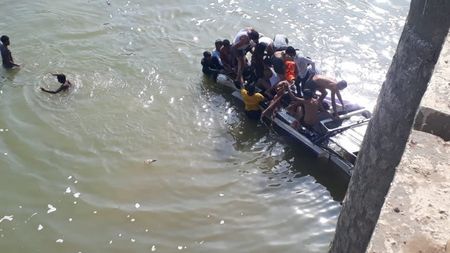24 души загинаха при падане на автобус от мост в Индия