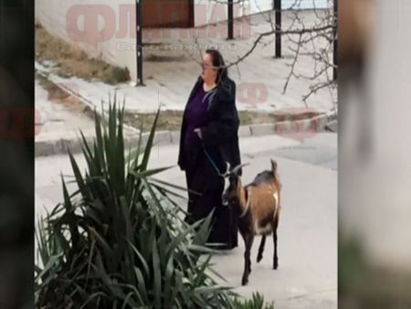 Атракция във Варна: Жена се разхожда с коза