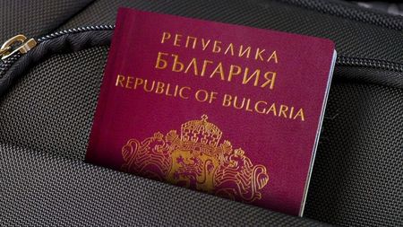 Задържаха двама сърби за търговия с български паспорти