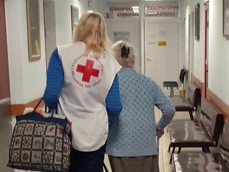 Възрастни хора стоят в болници, въпреки че са изписани