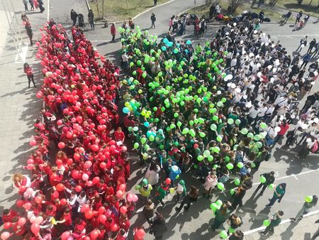 Бургаски ученици пуснаха балони с цвета на трикольора по случай 3 март