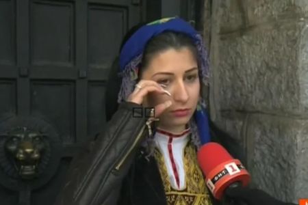 Красавица в носия плаче на Шипка, боли я за българите и осакатяването на историческата памет