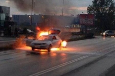 Мазда избухна в пламъци в движение в руенското село Преображенци