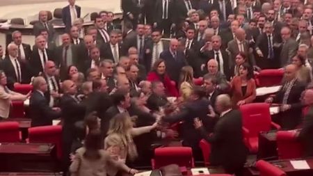 Бой в турския парламент, опозиционен депутат критикува Ердоган