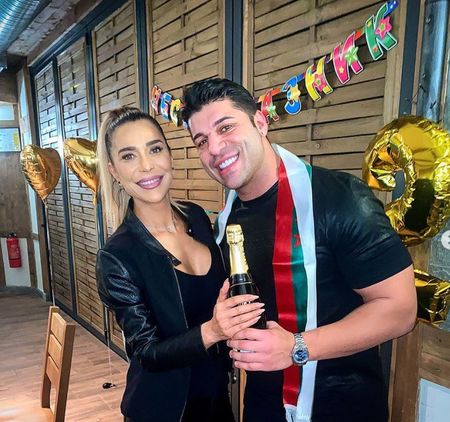 Фики Стораро празнува ЧРД с шампанско и трибагреник
