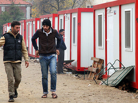 Правят бежански лагер в Гърция, на 15 км от България