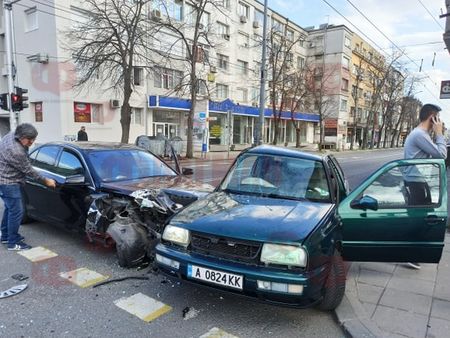 Зрелищна катастрофа до подземната улица в Бургас, Мерцедес и Фолксваген се смляха
