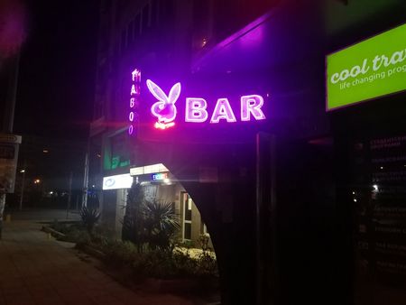 Извънредно! Качулки нахлуха в еротик бар "Таboo" в Бургас, задържаха 38-годишен мъж
