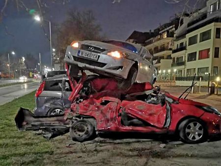 21-годишен шофьор кацна с Лексуса си върху три автомобила след зрелищна катастрофа