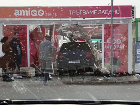 Извънредно! Голф се вряза в офис на застраховател