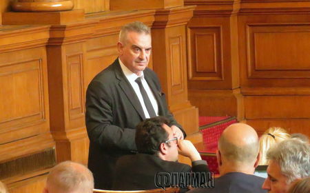 Депутат предлага: Термокамери на входовете на парламента, за да няма коронавирусна ваканция