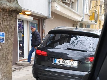 Вижте как паркира джипа си бургаският Джеймс Бонд, за да си вземе кафе