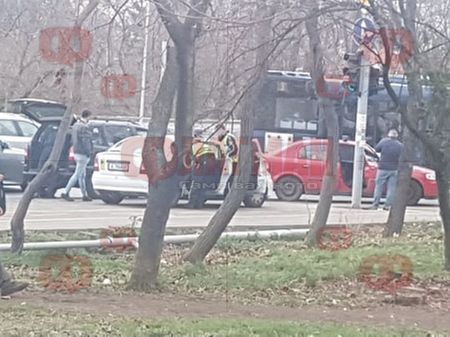 Ченгета на буркани заклещиха бургаски Опел на бул. "Стефан Стамболов"