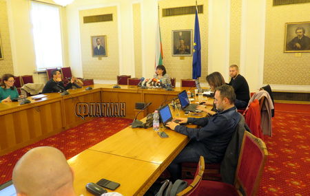 Заради коронавируса и медиен протест: Караянчева готова да замества пиарите на депутатите