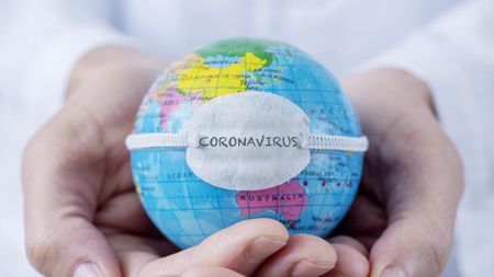 Любов по време на коронавирус: Снимката, която трогна света