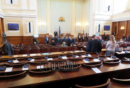 Парламентът бави въвеждането на извънредно положение: ДПС е „за“, БСП се колебае - иска краен срок