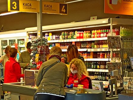 ОДБХ на спешна проверка в бургаските хипермаркети заради хигиената на служителите