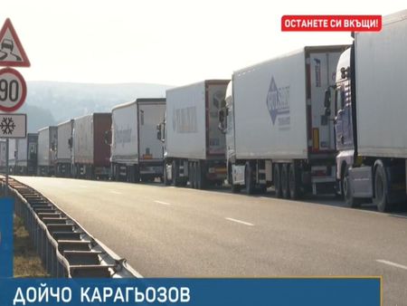 Шофьор на тир: Чакаме конвой между словенската и хърватската граница, изтеглиха ни последни