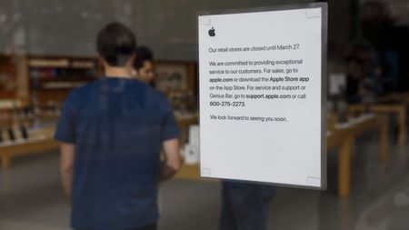 Аpple затваря всички свои магазини извън Китай