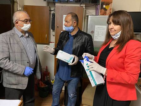 Общински съветници дариха хиляди медицински ръкавици за хората на първа линия