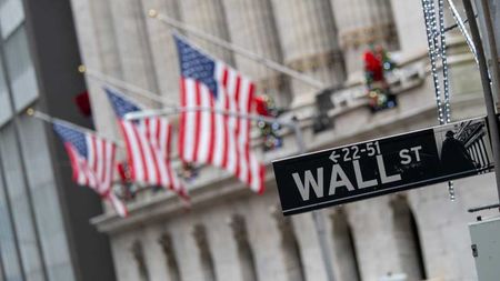 Прогнозират още 20% спад на акциите на Уолстрийт