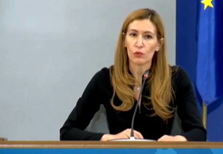Заради „изключително безотговорно“ поведение: Ангелкова забрани туристическите услуги до 13 април