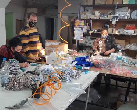 Заради предвоенната обстановка, Ротари Клуб Бургас преустрои фабрика за луксозно бельо в цех за висококачествени маски