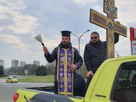 Бургаски свещеник пръска с тамян и светена вода от пикап срещу COVID-19