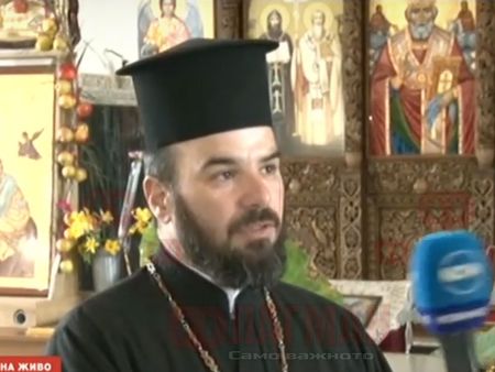 Свещеникът, който ръси със светена вода улиците на Бургас: Молих се за прекратяване на епидемията от коронавирус