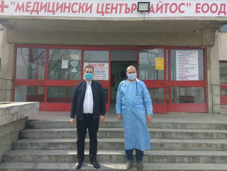 Бургаският депутат Севим Али дари предпазни средства на болници в региона