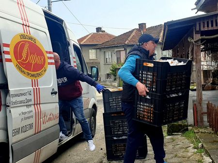 Кметът на Малко Търново раздава като доброволец храна на старите хора