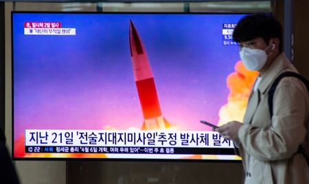 Северна Корея тества две балистични ракети