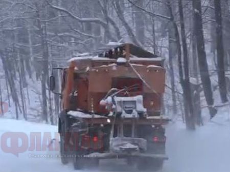 Силен снеговалеж затруднява движението на прохода „Предел”