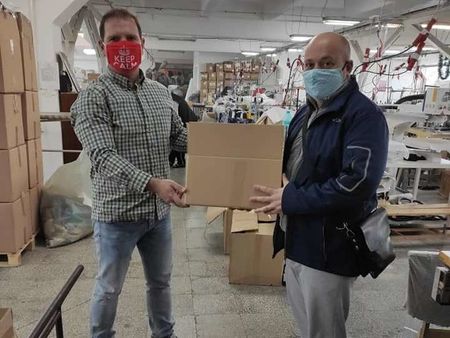 Ето кой шие по 12 часа и дарява предпазни маски за малките населени места в Бургаско