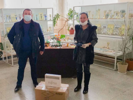 Венелин Ташев светкавично купи и занесе 7 таблета на бедни ученици