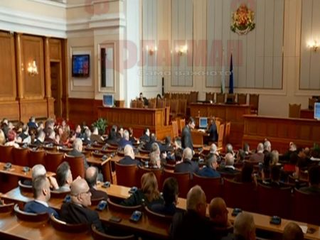 Замразяват депутатските заплати, Борисов притеснен за безработицата