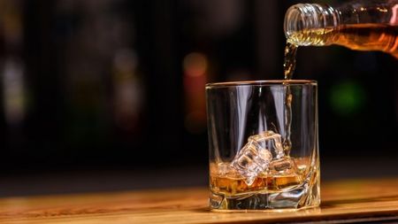 Мъж се самоизолира с бутилка уиски и порнофилм в магазин