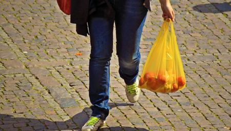 Пазаруване при пандемия: Безопасни ли са найлоновите торби?