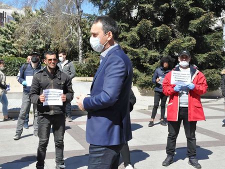 Бургазлии излязоха на протест заради извънредното положение, кметът Димитър Николов ги успокоява