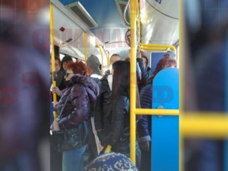 Препълнени автобуси във Варна въпреки епидемията от коронавирус