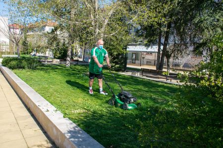 За пример! Кметът на Тополовград сам поддържа тревните площи в града