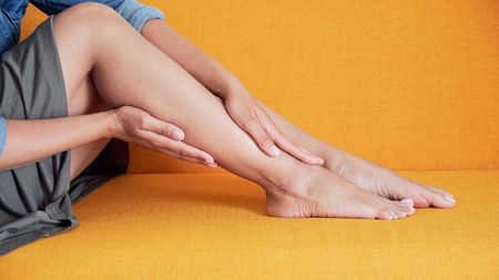 Краката ти са подути, а не знаеш защо – ето някои изненадващи причини