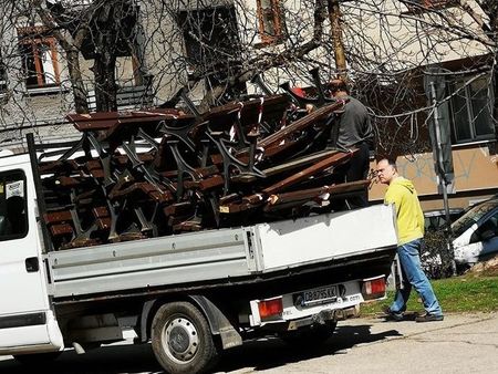 Две седмици след Бургас: И в София започнаха да събират пейките от парковете