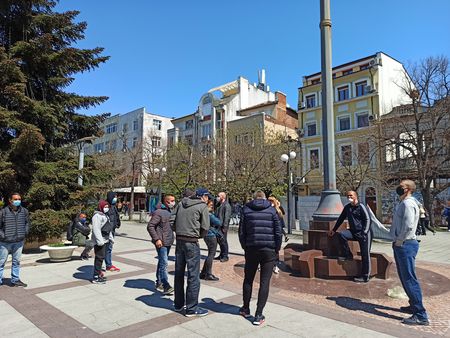 20-ина души, сред които професионалисти, изслушаха човека-протест Стефан Машината и повикаха пред Общината