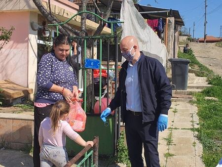 Кметът на Созопол и екипът му зарадваха жителите на пет села с хранителни дарения