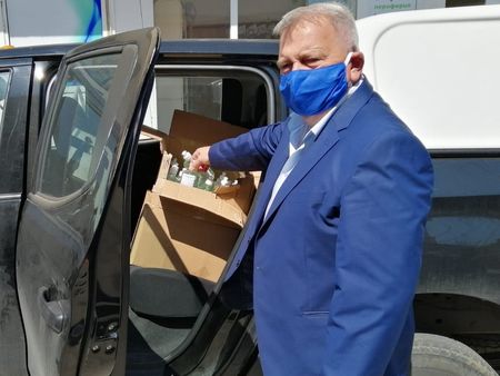 Кметът д-р Георги Кенов раздаде предпазни средства на хранителните магазини в община Сунгурларе