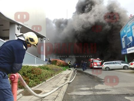 20 пожарникари се борят с огнения ад в магазин "Зора", жк. "Изгрев" потъна в черен дим